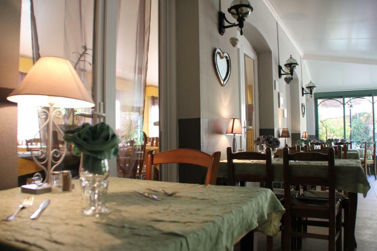 Le Provencal Hotell Aups Eksteriør bilde