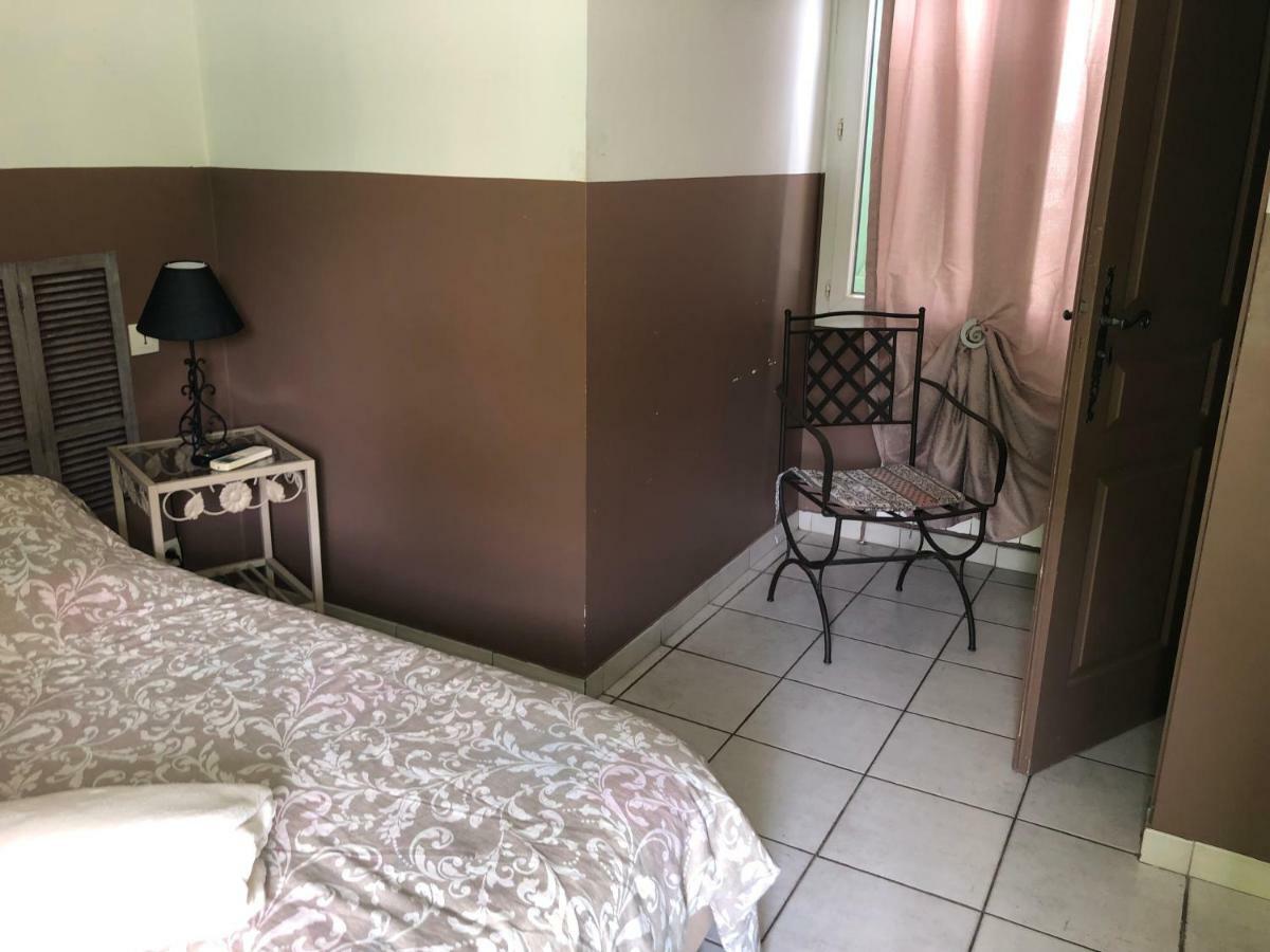 Le Provencal Hotell Aups Eksteriør bilde